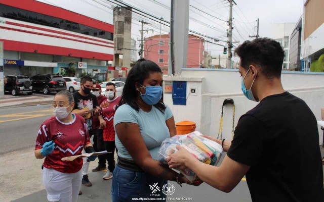 Escola de samba combatendo a fome